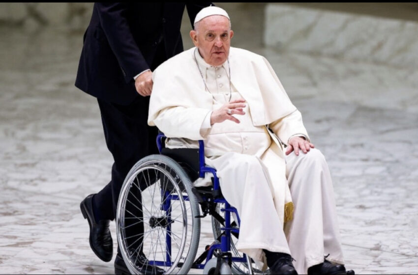  El papa Francisco se ve obligado a utilizar una silla de ruedas por un dolor en la rodilla