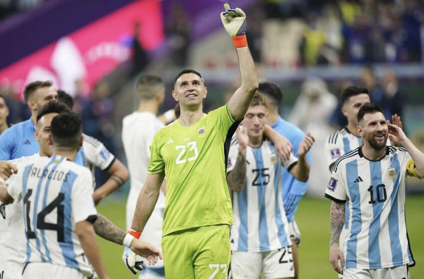 El Dibu Martínez se tatuó la Copa del Mundo 